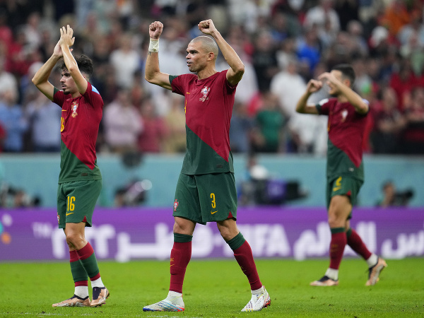 Portugalský hráč Pepe (uprostred) oslavuje po výhre