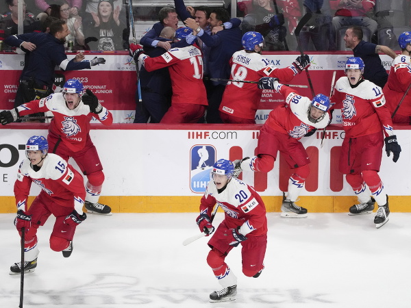 Českí hokejisti sa tešia z výhry 2:1 po predĺžení nad Švédskom