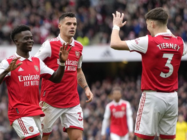 Bukayo Saka a Kieran Tierney oslavujú gól Arsenalu