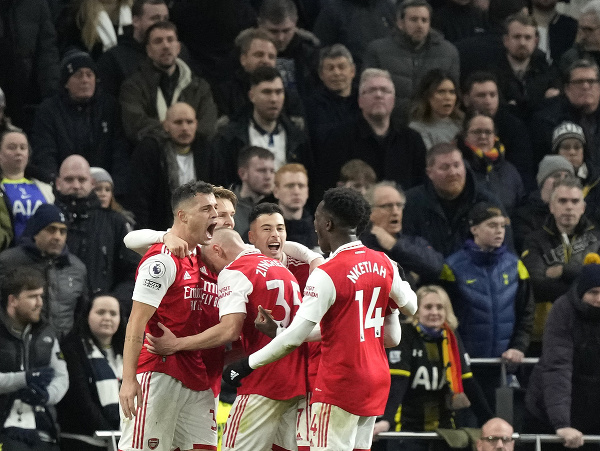 Hráči Arsenalu oslavujú gól
