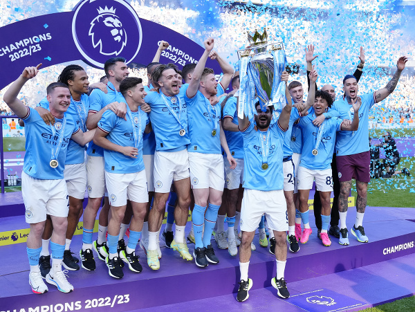 Hráči Manchesteru City oslavujú s majstrovskou trofejou zisk titulu po futbalovom zápase anglickej ligy Premier League 