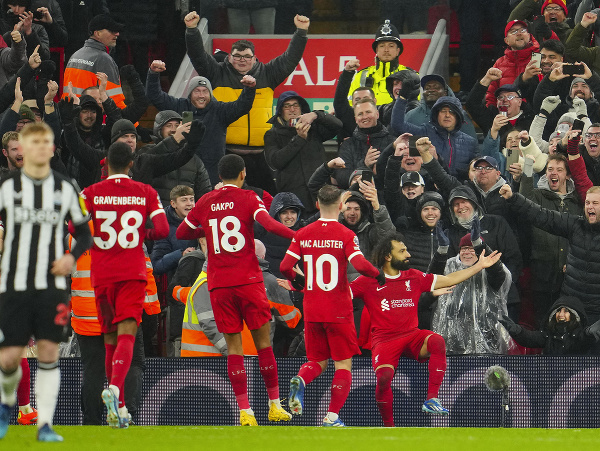Futbalisti Liverpoolu oslavujú gól