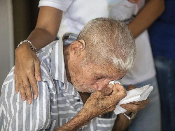 Otec Luisa Manuela Diaza čaká na syna, ktorého prepustili únoscovia v ich rodinnom dome v malom meste Barrancas na juhovýchode Kolumbie