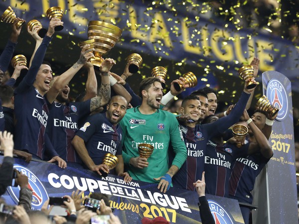 Futbalisti PSG s víťaznými trofejami