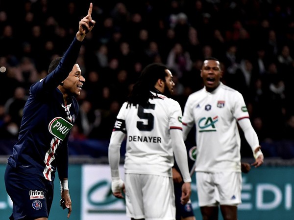 Kylian Mbappé oslavuje gól proti Lyonu