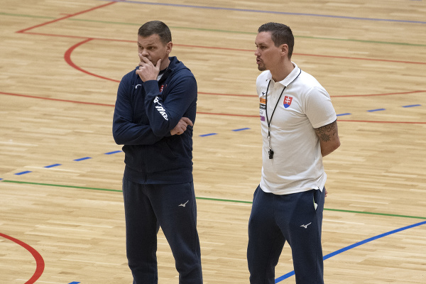 Na snímke tréner slovenskej mužskej hádzanárskej reprezentácie Peter Kukučka (vpravo) a jeho asistent Radoslav Antl