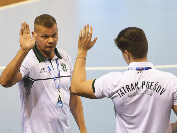 Na snímke vľavo tréner Prešova Radoslav Antl 