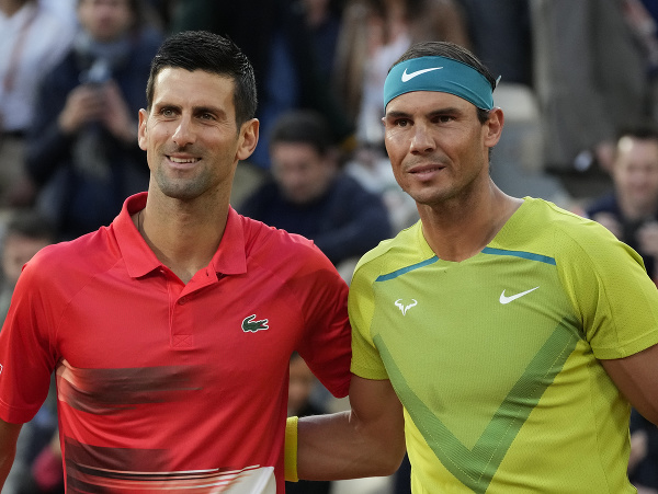 Svetová jednotka Novak Djokovič a španielsky tenista Rafael Nadal