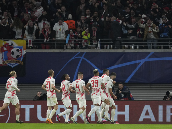 Futbalisti Lipska oslavujú gól