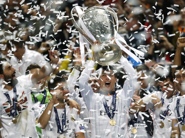 Cristiano Ronaldo s víťaznou trofejou