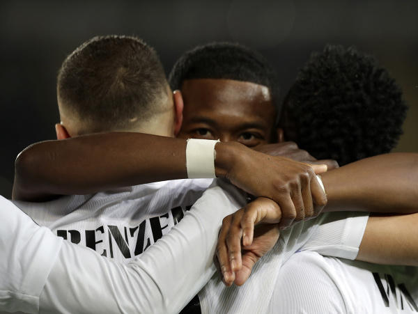 David Alaba oslavuje gól s Karimom Benzemom 