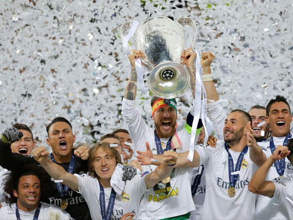 Kapitán Realu Madrid Sergio Ramos takto dvíhal nad hlavu trofej pre víťaza Ligy majstrov