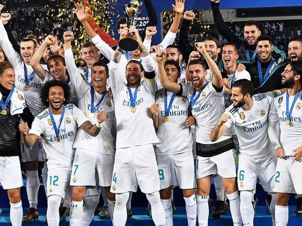 Hráči Realu Madrid sa tešia z trofeje