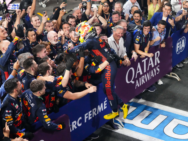 Sergio Pérez oslavuje so svojím tímom Red Bull