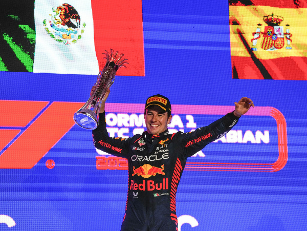 Mexický jazdec Sergio Pérez z Red Bullu sa teší z víťazstva na Veľkej cene Saudskej Arábie