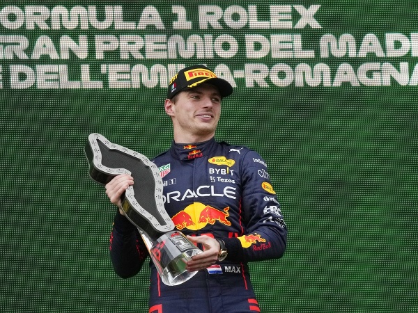 Holanďan Max Verstappen na Red Bulle oslavuje víťazstvo na Veľkej cene Emilia Romagna