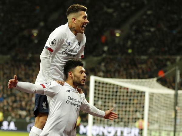 Alex Oxlade-Chamberlain a Roberto Firmino oslavujú gól Liverpoolu