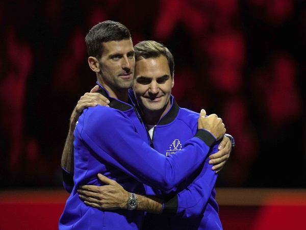 Tenisti z Tímu Európy Srb Novak Djokovič (vľavo) a Švajčiar Roger Federer