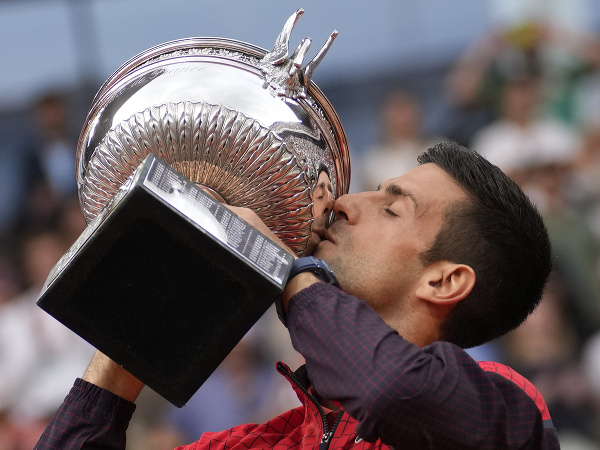 Novak Djokovič s trofejou po výhre proti Nórovi Casperovi Ruudovi vo finále mužskej dvojhry na gradslamovom turnaji Roland Garros