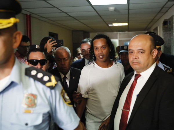 Bývalý futbalista Ronaldinho v sprievode polície 