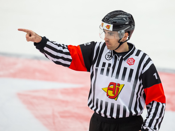Na snímke slovenský hokejový rozhodca Marek Žák