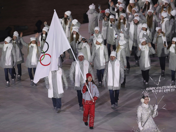 Ruskí športovci pod neutrálnu vlajkou počas otváracieho ceremoniálu ZOH 2018