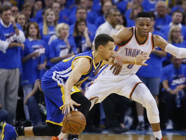 Stephen Curry a Russell Westbrook 