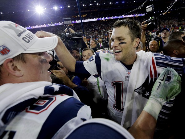 Tom Brady (vpravo) oslavuje