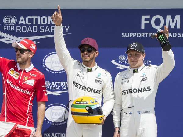 Lewis Hamilton (v strede) ovládol kvalifikáciu na VC Kanady
