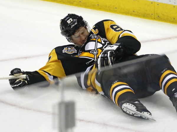 Zranený Sidney Crosby na ľadovej ploche