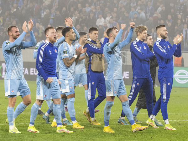 Na snímke futbalisti Slovana ďakujú fanúšikom po víťazstve 