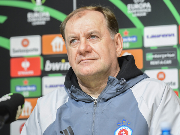 Na snímke tréner Slovana Vladimír Weiss st. počas tlačovej konferencie 