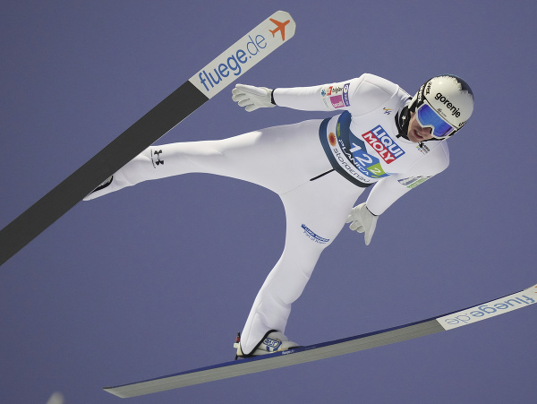 Slovinský skokan na lyžiach Timi Zajc skáče v kvalifikácii na veľkom mostíku HS-138 na MS v severských lyžiarskych disciplínach v Planici