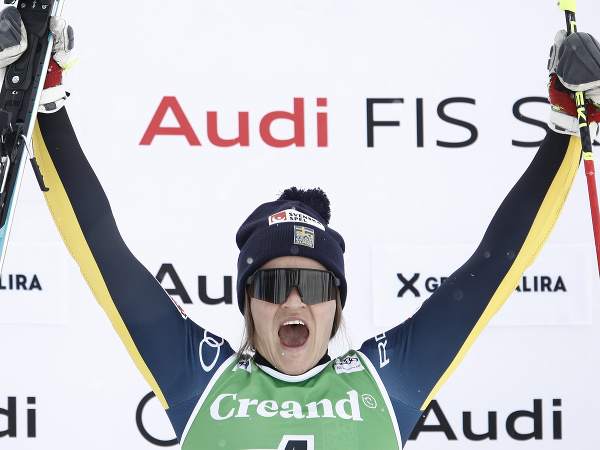 Švédska lyžiarka Anna Swennová-Larssonová sa raduje z víťazstva v slalome Svetového pohára v andorrskom Soldeu