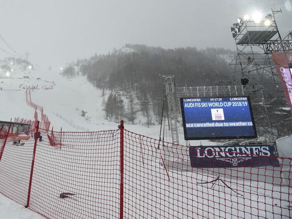 Slalom Svetového pohára alpských lyžiarov zrušili pre nepriaznivé podmienky