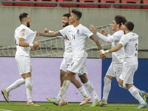 Hráči Azerbajdžanu oslavujú víťazný gól