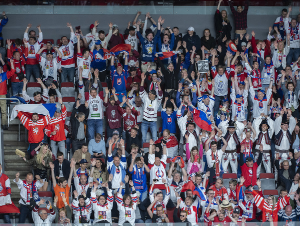 Na snímke českí a slovenskí fanúšikovia povzbudzujú v derby zápase