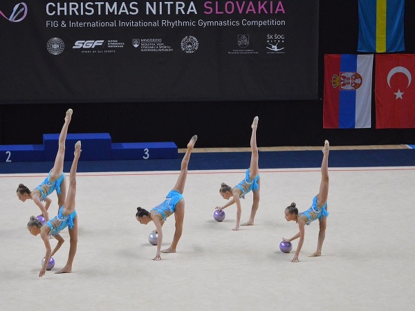 Gymnastky Michaela Bilíková, Svetlana Polónyová, Liana Horváthová, Berenika Bujňačeková a Ivana Machová