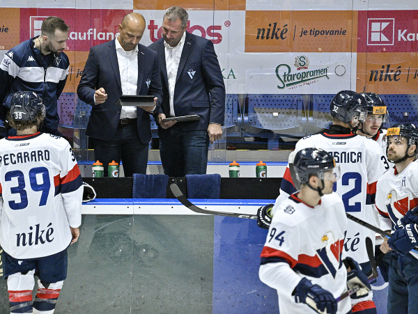Tréner HC Slovan Bratislava Ján Pardavý (uprostred v pozadí) na lavičke belasých