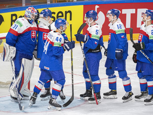 Na snímke slovenskí hokejisti po prehre 1:2 po samostatných nájzdoch v zápase Slovensko - Kanada v základnej B- skupine na 86. majstrovstvách sveta v ľadovom hokeji