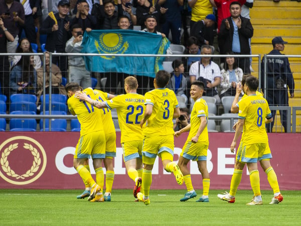 Na snímke gólová radosť hráčov Kazachstanu 