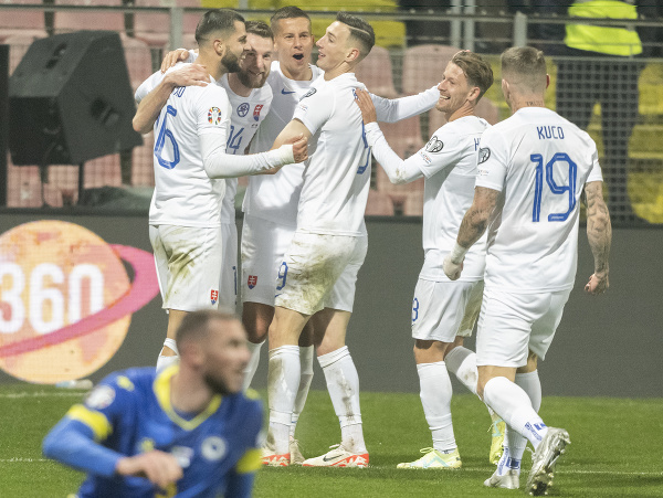 Na snímke slovenský futbalista Ľubomír Šatka (štvrtý sprava) sa teší so spoluhráčmi po strelení  gólu na 1:2 v kvalifikačnom zápase záverečného 10. kola J-skupiny ME 2024 Bosna a Hercegovina - Slovensko v Zenici