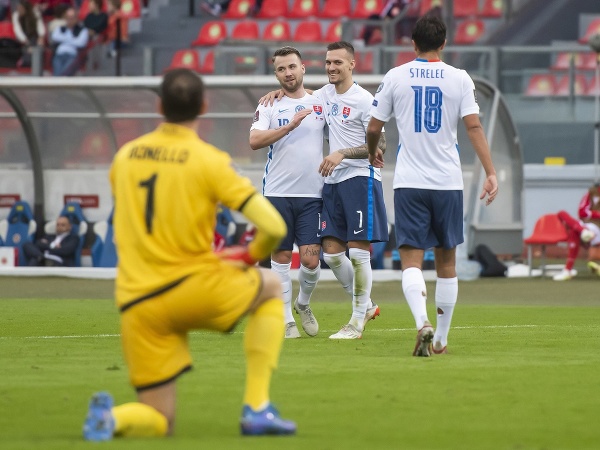 Albert Rusnák oslavuje gól so spoluhráčmi