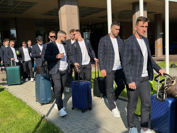 Slovenskí hokejisti počas odchodu na letisko pred MS v hokeji v Rige