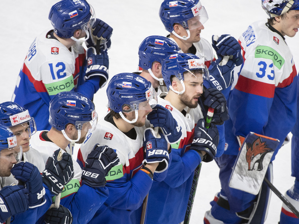 Na snímke slovenskí hokejisti reagujú po prehre 2:3 v zápase základnej B-skupiny Slovensko - Česko 