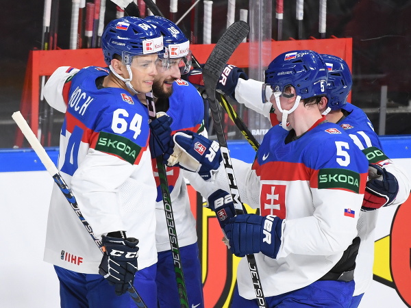 Na snímke slovenskí hokejisti sa tešia z gólu Róberta Lantošiho (druhý vľavo) na 3:0 v zápase základnej B - skupiny Slovensko - Nórsko na 86. majstrovstvách sveta