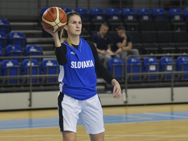 Na snímke Sabína Oroszová počas tréningu ženskej basketbalovej reprezentácie Slovenska