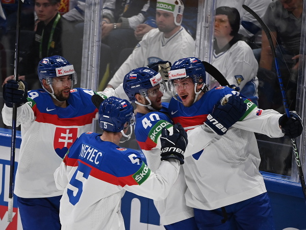 Na snímke slovenskí hokejisti sprava Pavol Regenda, Miloš Roman, Šimon Nemec a Samuel Takáč sa tešia po strelení druhého gólu