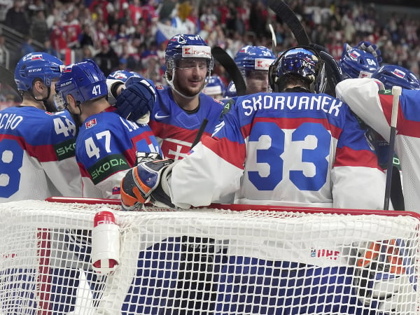 Slovenskí hokejisti oslavujú výhru nad Nórskom počas MS v hokeji 2023