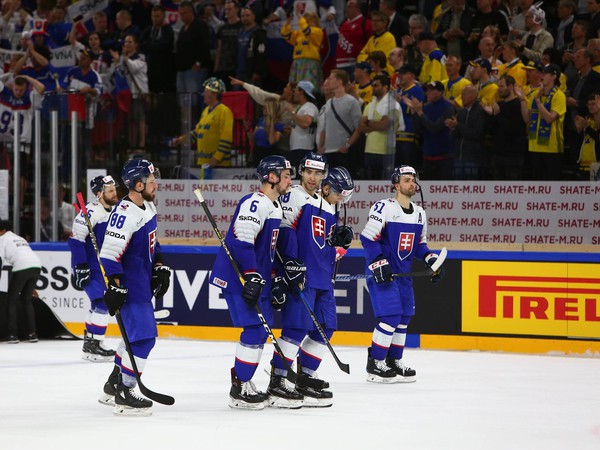 Slovenskí hokejisti po zápase so Švédskom